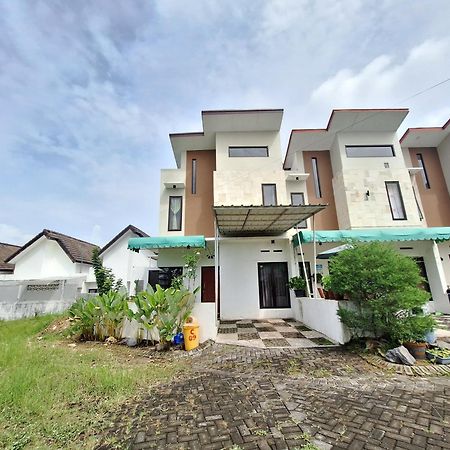 Villa Estetik Di Malang Kültér fotó